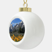 Grote Tetongebergte met gele bloemen Keramische Bal Ornament (Rechts)