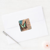 Grote vlinder op oude boektexturen vierkante sticker (Envelop)