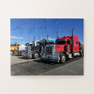Grote vrachtwagens bij USA-tankstation Legpuzzel