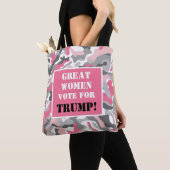 Grote vrouwen stemmen voor Trump Pink Camo Tote Bag (Dichtbij)