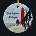 Grote vuurtoren van Haven Michigan Keramisch Ornament<br><div class="desc">Deze vormgeving kenmerkt de vuurtoren van de Grote Haven,  Michigan pier.</div>