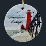 Grote vuurtoren van Haven Michigan Keramisch Ornament<br><div class="desc">Deze vormgeving kenmerkt de vuurtoren van de Grote Haven,  Michigan pier.</div>
