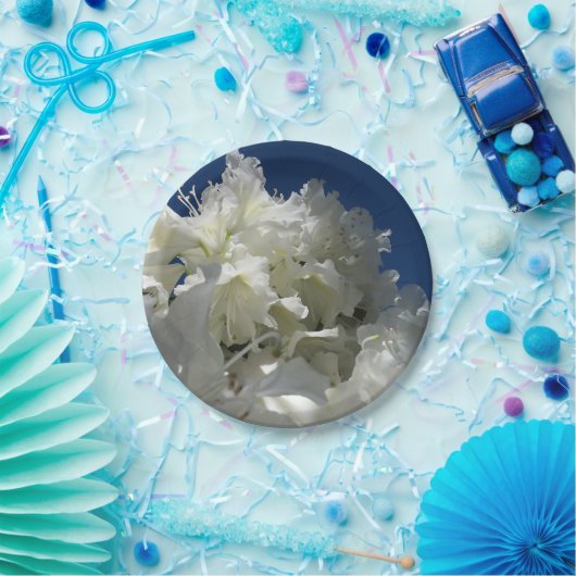 grote witte bloesem tegen blauwe hemel kussen papieren bordje (Feest)