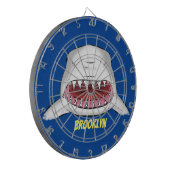 Grote witte haai gemiddelde cartoon illustratie dartbord (Voorkant Links)