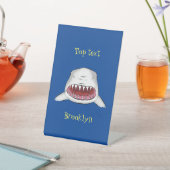 Grote witte haai gemiddelde cartoon illustratie reclamebord met voetstuk (Insitu)