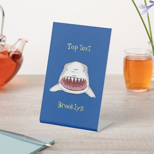 Grote witte haai gemiddelde cartoon illustratie reclamebord met voetstuk (Insitu)