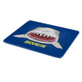 Grote witte haai gemiddelde cartoon illustratie snijplank (Hoek)