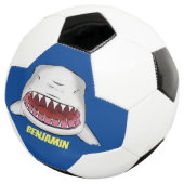 Grote witte haai gemiddelde cartoon illustratie voetbal (Drie kwart)