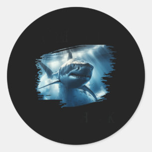 Grote witte haai, haai zwemmen in de oceaan ronde sticker