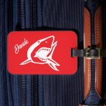 Grote witte haai logo gepersonaliseerde rode reize bagagelabel<br><div class="desc">Grote witte haai logo gepersonaliseerde rode reizen Bagagelabel. Sealife vis ontwerp bagage label voor tassen en koffers. Kleuren kunnen worden veranderd.</div>
