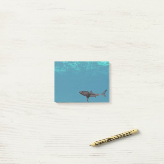 Grote witte haai valt oceaan aan post-it® notes (Op bureau)