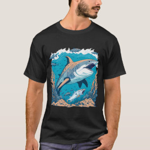 Grote witte haai zwemt met kleine vissen t-shirt