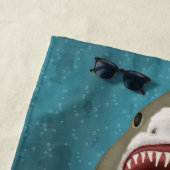 Grote witte haaienaanval Funny Fish Novelty Ocean Strandlaken (In situ)