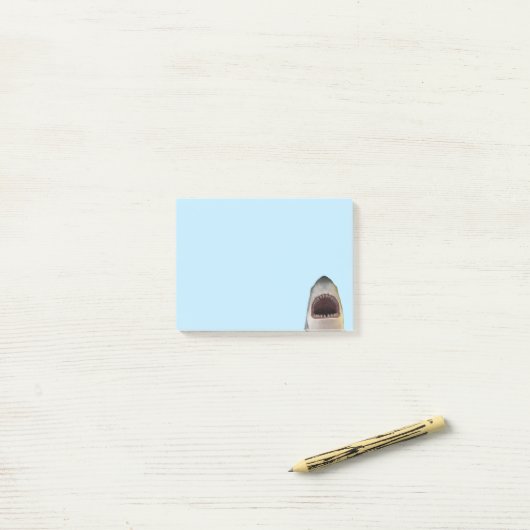 Grote witte haaienaanval post-it® notes (Op bureau)