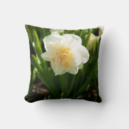 Grote witte narcissen op een lente dag poster kussen