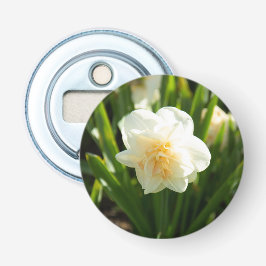 Grote witte narcissen op een lentedag   button flesopener