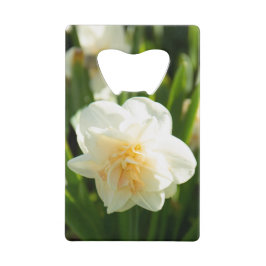 Grote witte narcissen op een lentedag   creditkaart flessenopener