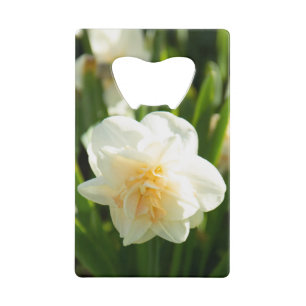Grote witte narcissen op een lentedag creditkaart flessenopener