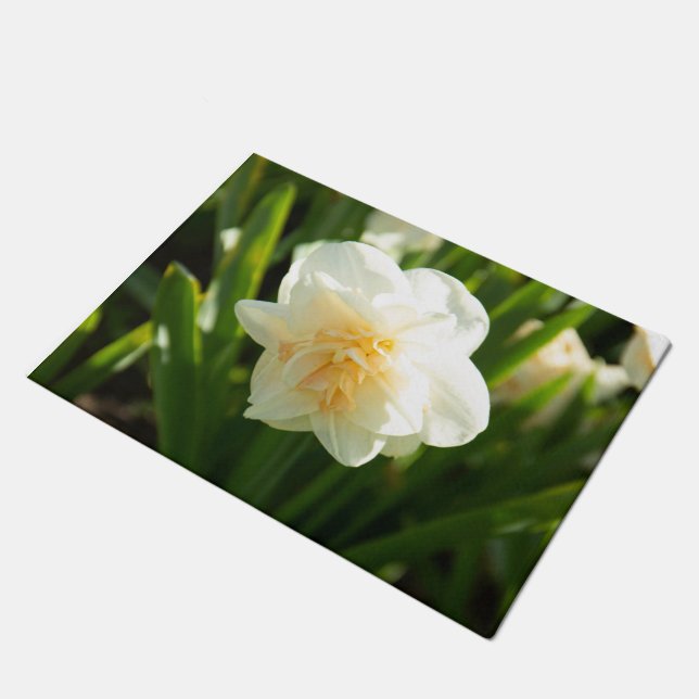 Grote witte narcissen op een lentedag   deurmat (Schuin)