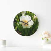 Grote witte narcissen op een lentedag klok (Huis)