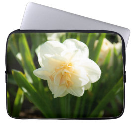 Grote witte narcissen op een lentedag   laptop sleeve