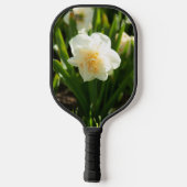 Grote witte narcissen op een lentedag  pickleball paddle (Achterkant)