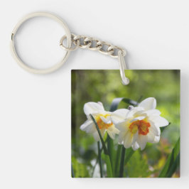 Grote witte narcissen op een lentedag sleutelhanger