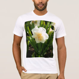 Grote witte narcissen op een lentedag  t-shirt