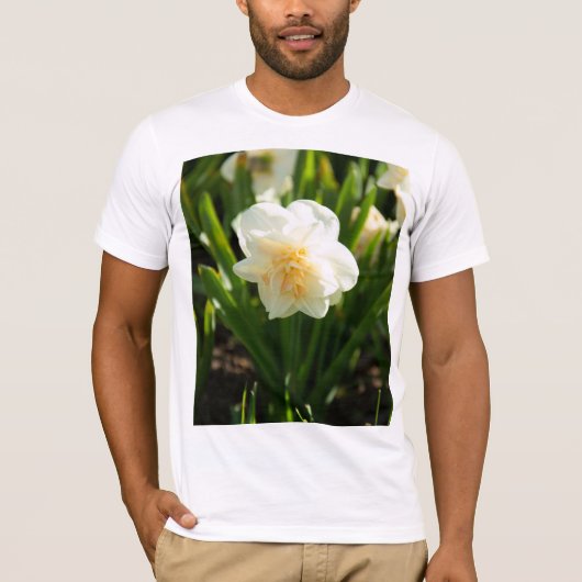 Grote witte narcissen op een lentedag  t-shirt (Voorkant)