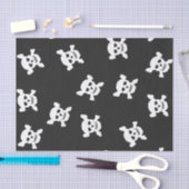 Grote witte schedel en kruisbeenderen op zwart tissuepapier (Craft)