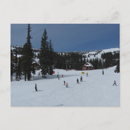 Grote witte skiscène briefkaart (Voorkant)