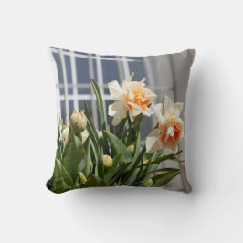 Grote witte vlekken op een lentedag poster gooien kussen