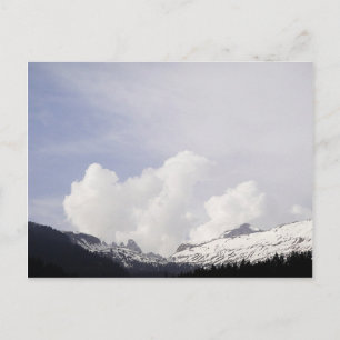 Grote witte wolken over de bergen briefkaart
