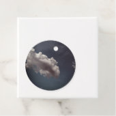 Grote wolk, aan een donkere hemel bedankjes labels (In situ)