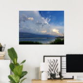 Grote zomer onweer boven kustblauw water poster (Thuiskantoor)