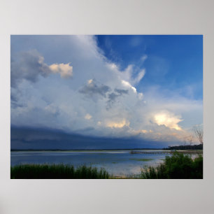 Grote zomer onweer boven kustblauw water poster