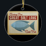 Grote zout Lake Fish Vintage Travel Keramisch Ornament<br><div class="desc">Deze groeten van het vintage-reisontwerp van het Great Salt Lake voorzien van een leuke blauwe vis met rode accenten en een retro vibe uit de jaren zestig.</div>