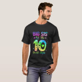 Grote Zus van de Jarige Double Digits 10e Verjaard T-shirt (Voorkant volledig)