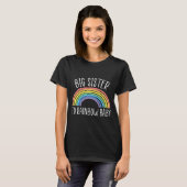 Grote zuster in de regenboogzuster Zusje Zuster T-shirt (Voorkant volledig)