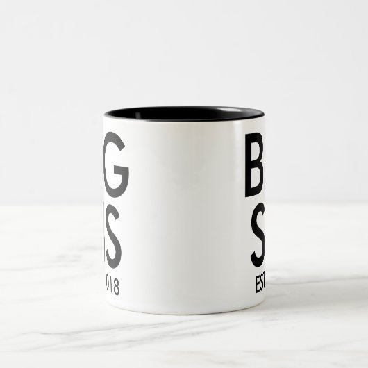 Grote zusterMok | Nieuwe babyzwangerschap op maat Tweekleurige Koffiemok (Center)