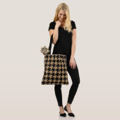 Grote Zwarte en Camel Brown Houndstooth Check Tote Bag (Op model)