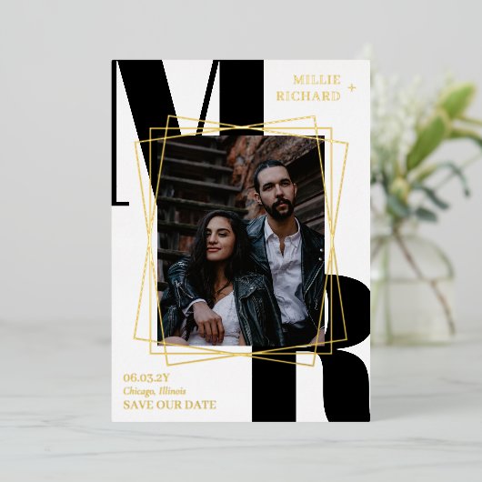 Grote zwarte Initialen Moderne Foto opslaan Datum Folie Uitnodiging (Staand Voorkant)