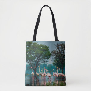 Grotere flamingo-kudde in natuurlijke habitat. A n Tote Bag