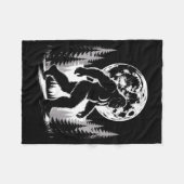 Grotevoet maanlicht Sasquatch bos cryptid buiten Fleece Deken (Voorkant (Horizontaal))