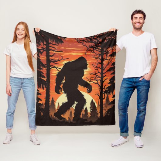 Grotevoet Sasquatch Bos Zonsondergang Fleece Deken (In situ)