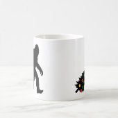 Grotevoet sleept Kerstboom  Koffiemok (Center)