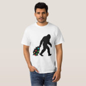 Grotevoet sleept Kerstboom T-shirt (Voorkant volledig)