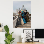 Group On Bridge At Carnival, Venice Poster (Thuiskantoor)