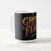Grow With The Flow Aangepaste Naam Retro 70s Typog Koffiemok (Voorkant links)