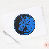 Growling Blauwe en Zwarte Wolf Cirkel Ronde Sticker (Envelop)
